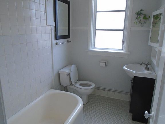 4th image of 2030 Virginia Ave APT B
