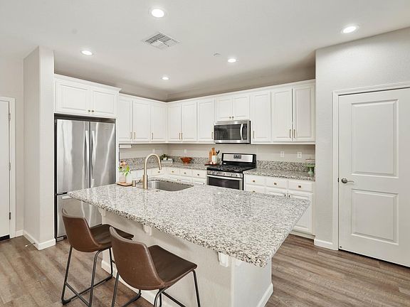 5th image of 1245 Dartmouth Circle