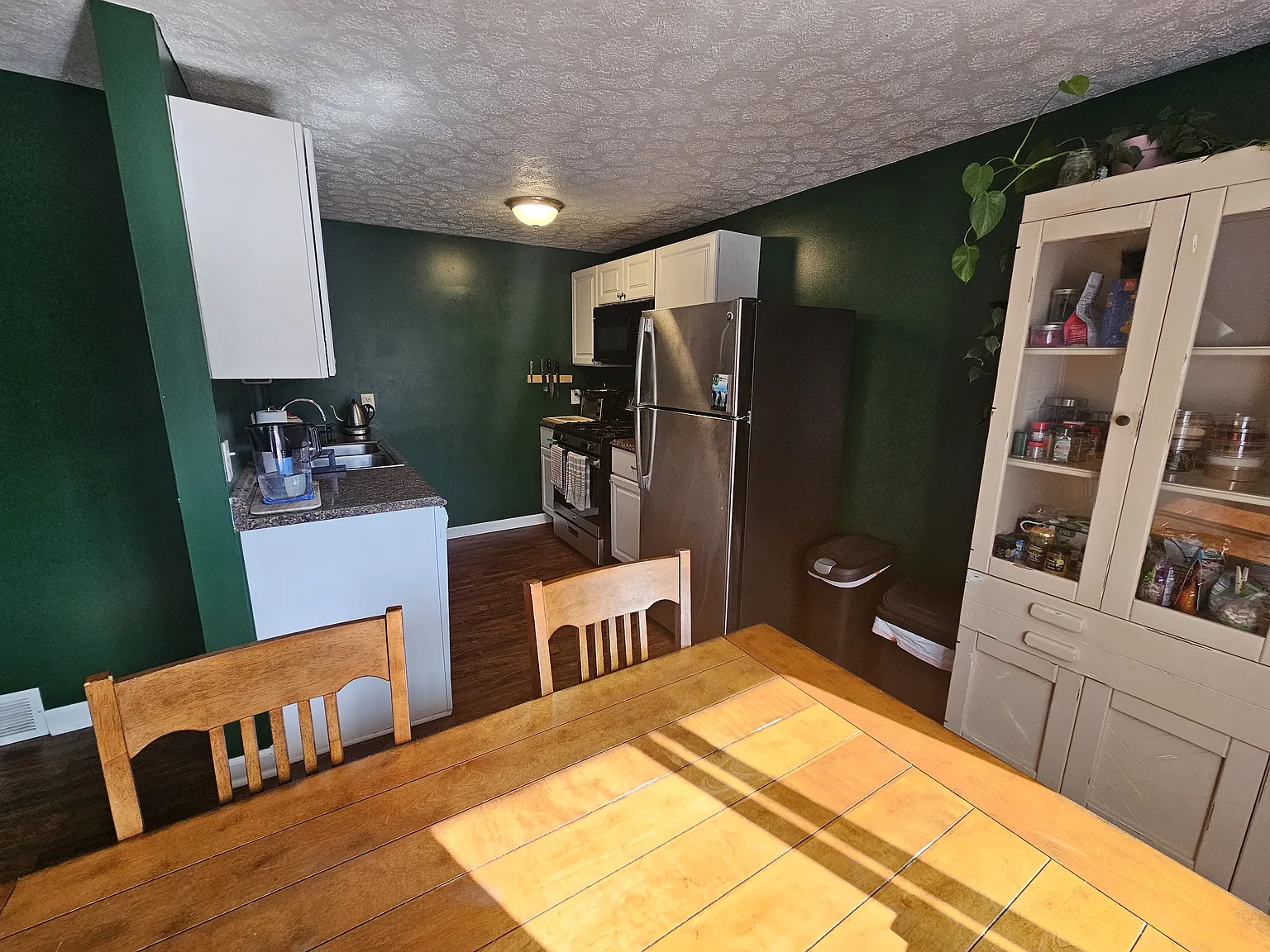 3 bed, 1.5 bath, 1200 sqft, $1,550 — Photo 3