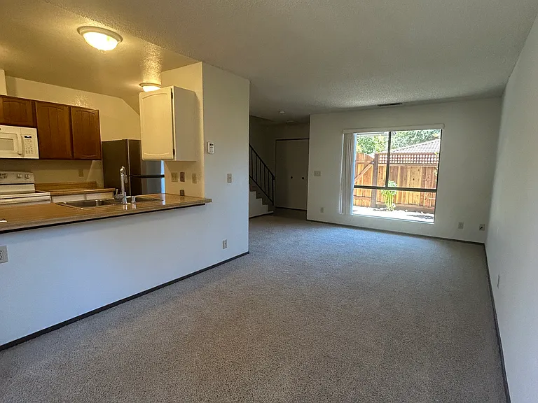 136 Peach Ter — Photo 2