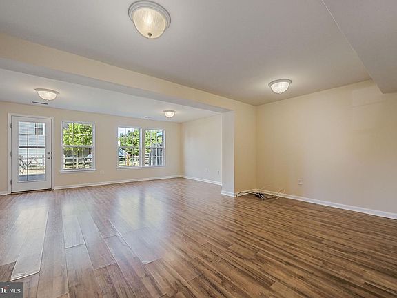 3rd image of 103 Summer Dr