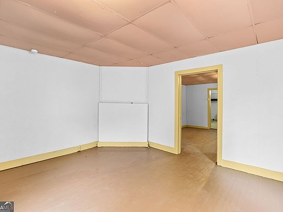 5th image of 209 Ware St