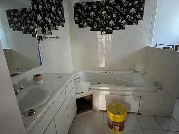 4th image of 301 E Barrett St