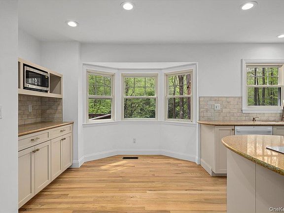4th image of 10 Silvermine Drive