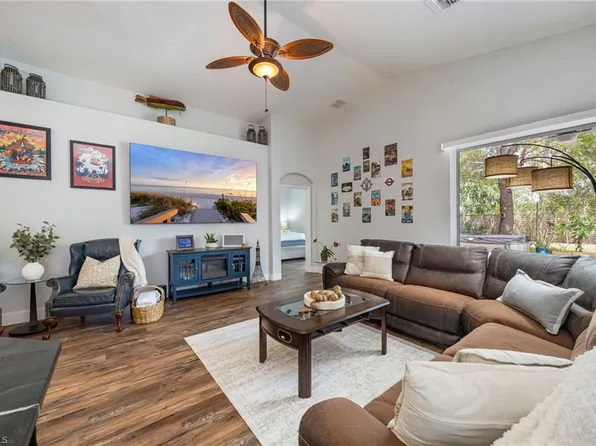 219 Glen Eagle CIR, NAPLES, FL 34104