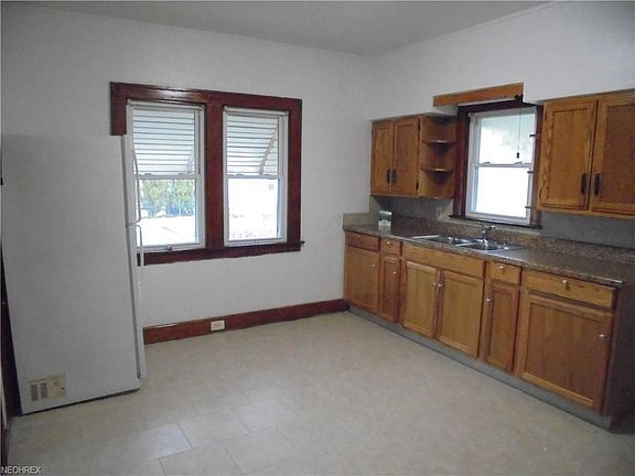 3rd image of 4709 Gifford Ave