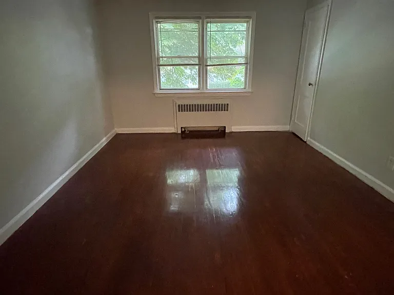 581 Thomas St — Photo 9
