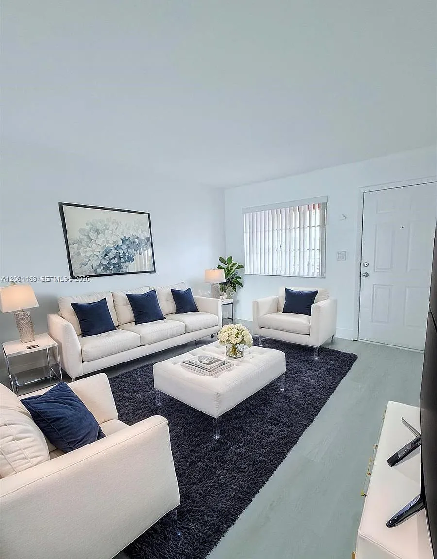 El Prado Xvi Condo — Photo 2