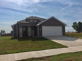 924 S Canvasback Dr, Siloam Springs, AR 72761