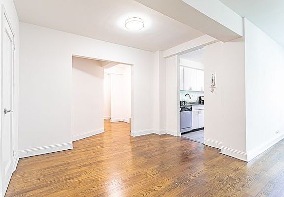 4th image of 20 Beekman Pl #5AG