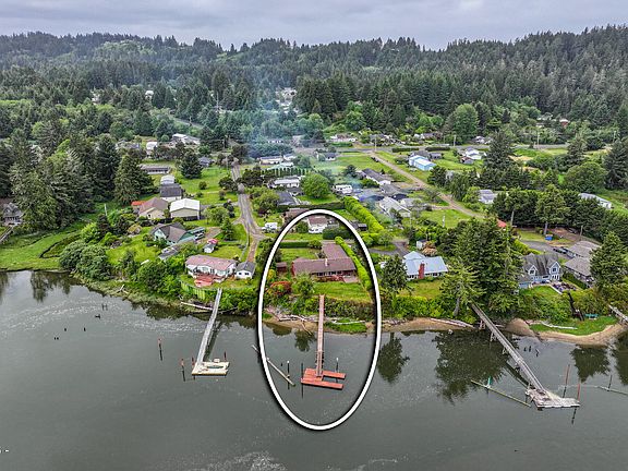 3rd image of 871 SE River View Ln