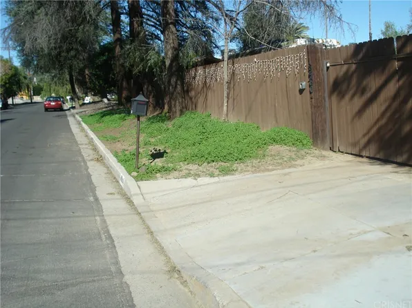 8560 Variel Ave, Canoga Park, CA 91304