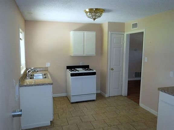 3rd image of 1037 Highland Dr