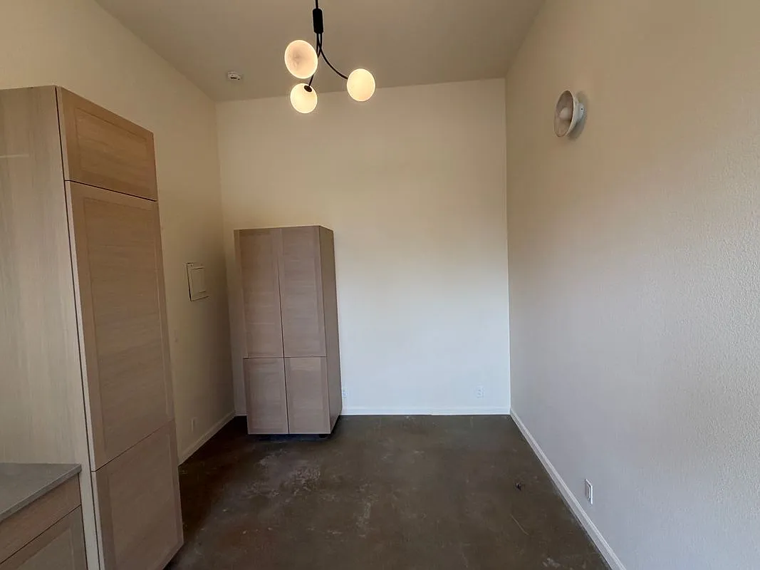 Studio, 1.0 bath, 270 sqft, $1,600 — Photo 2