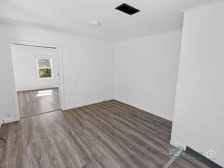 Charming Multi-Unit Living in Prime Northeast Salem Location — Photo 8