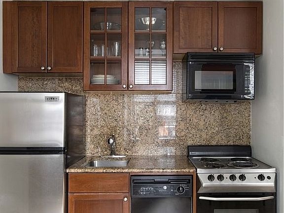 5th image of 150 W 51st St APT 809