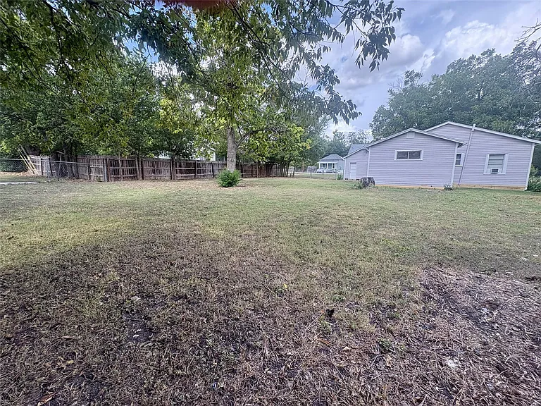 815 Lizzie St — Photo 17