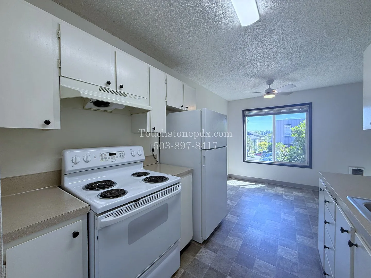 FREE Reserved Parking Bright Sellwood 1 Bed Apartment w/New Carpet — Photo 3
