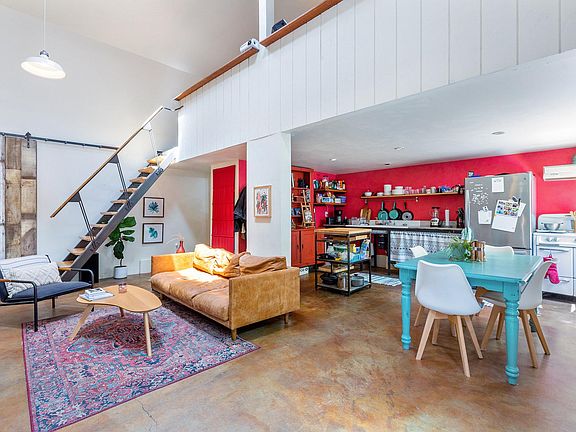 3rd image of 81 Balmy St