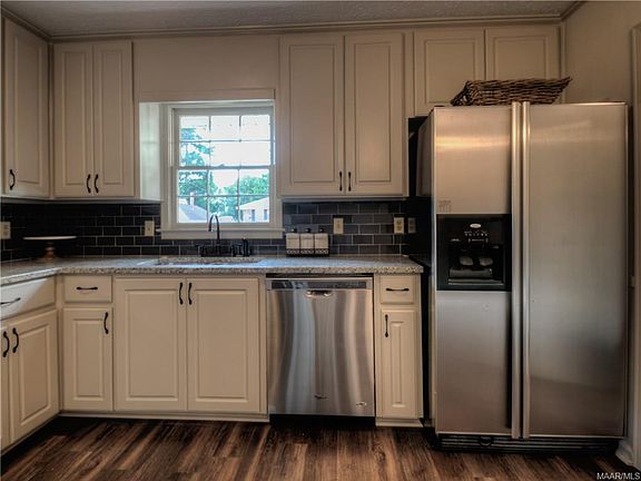 4th image of 3212 Little John Dr