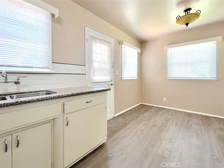 240 N Shamrock Ave — Photo 10