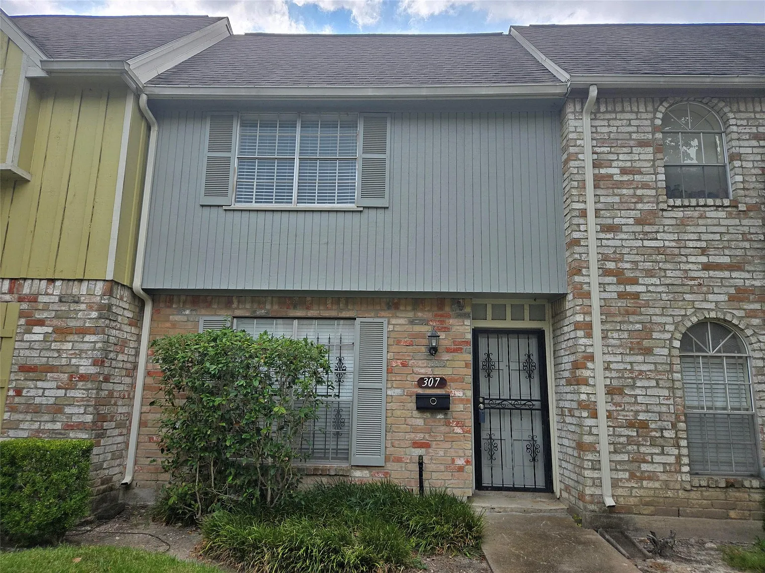 2 bed, 1.5 bath, 1269 sqft, $1,600 — Photo 2