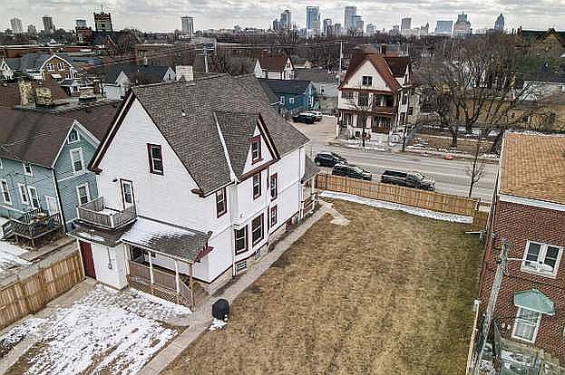 1st image of 124 W North Ave #126