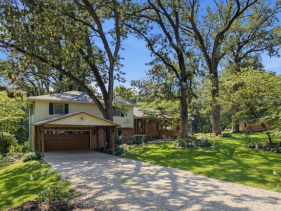 3rd image of 4 Timberlane Dr
