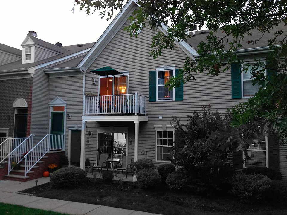 2nd Floor with balcony