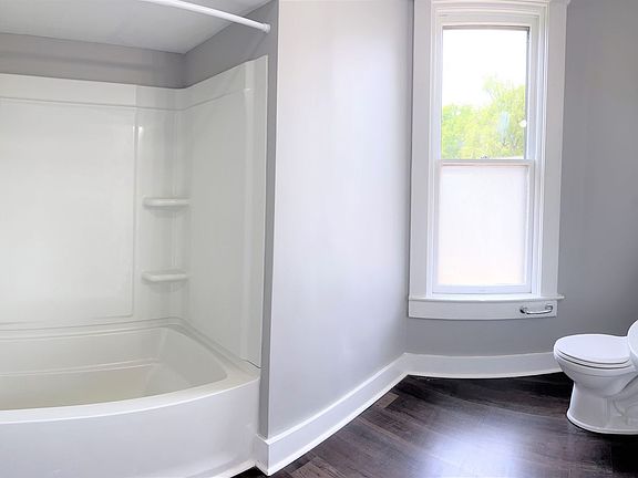3rd image of 659 Swan St APT 6