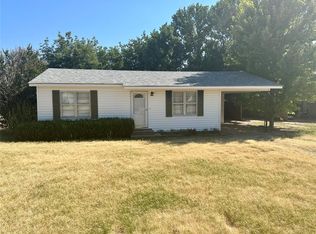 803 W 4th St, Granite, OK 73547