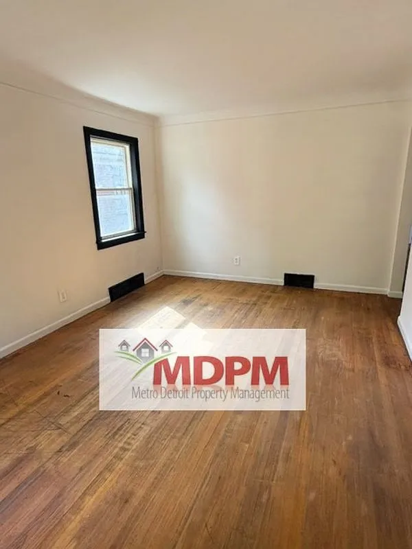 3 bed, 999 sqft, $1,100 — Photo 1