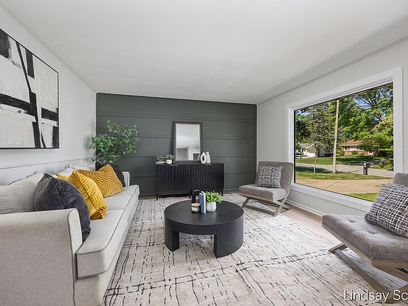 4th image of 5249 Newcastle Dr SE