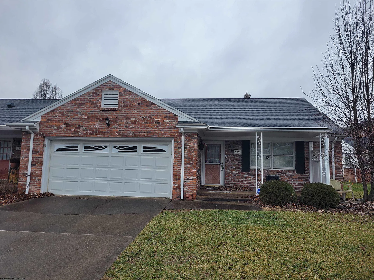 619 Deerfield Dr photo 1