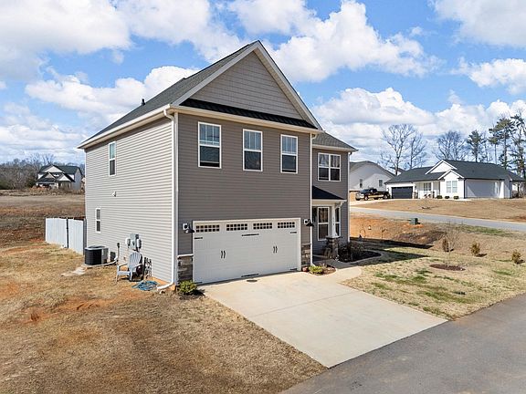 4th image of 610 Circinae Rd