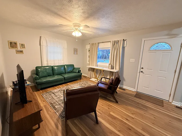 4501 Greenfield Dr — Photo 4