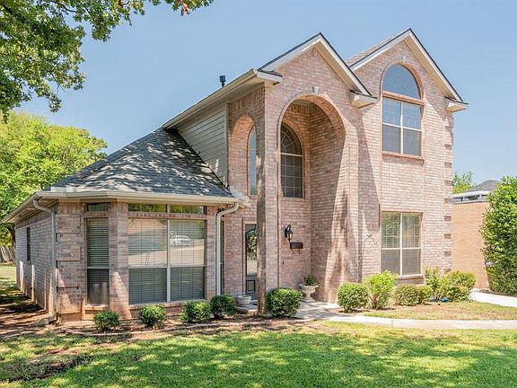 2nd image of 1011 Rocky Ln