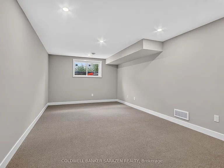 330 Whitham Cres — Photo 35