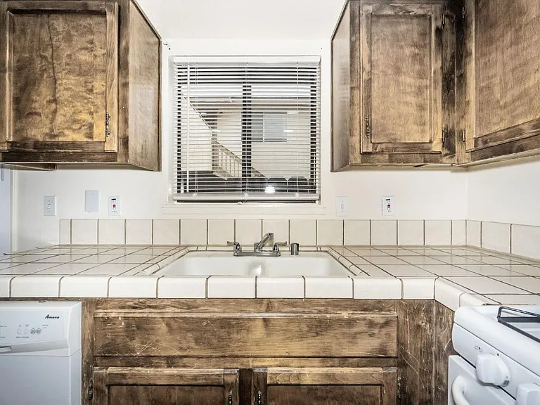 1020 W Atkins Ave #B — Photo 11