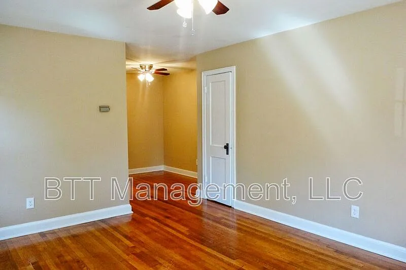 8404 Greenwood Ave #4