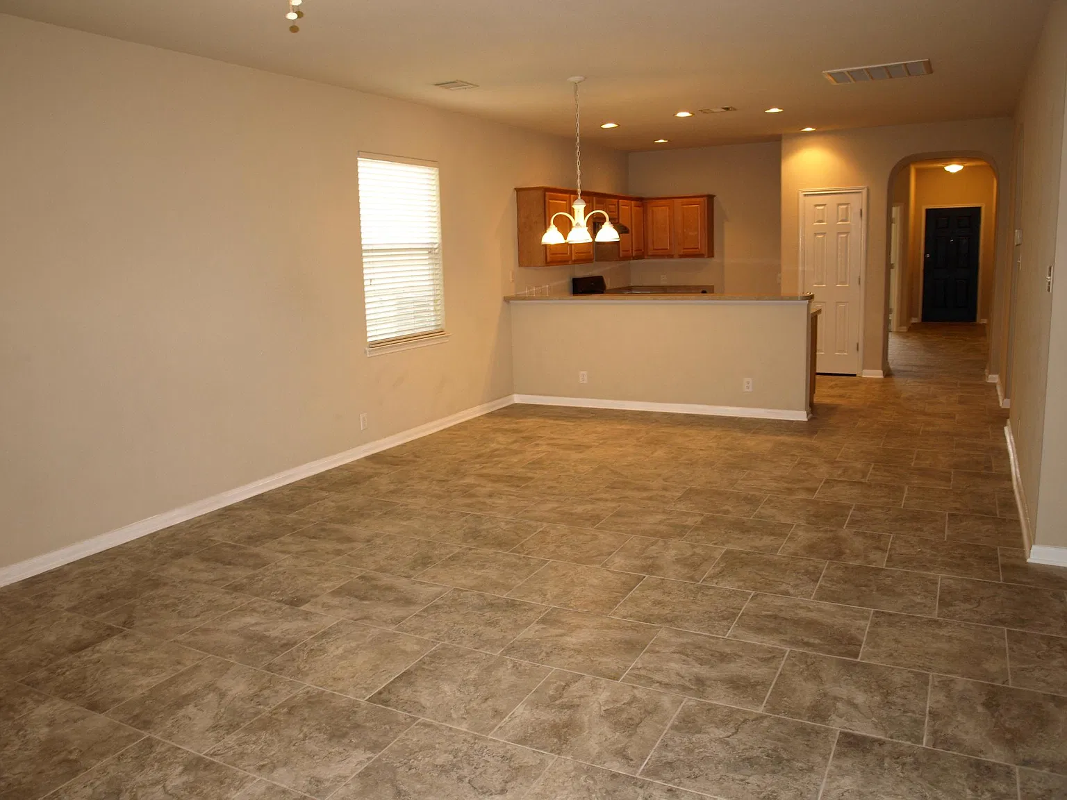 4 bed, 2422 sqft, $2,500 — Photo 4