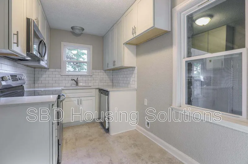 4 bed, 2.0 bath, $1,599 — Photo 2