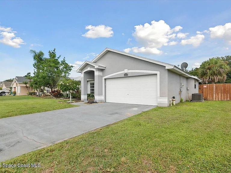 897 Hunters Creek Dr — Photo 2