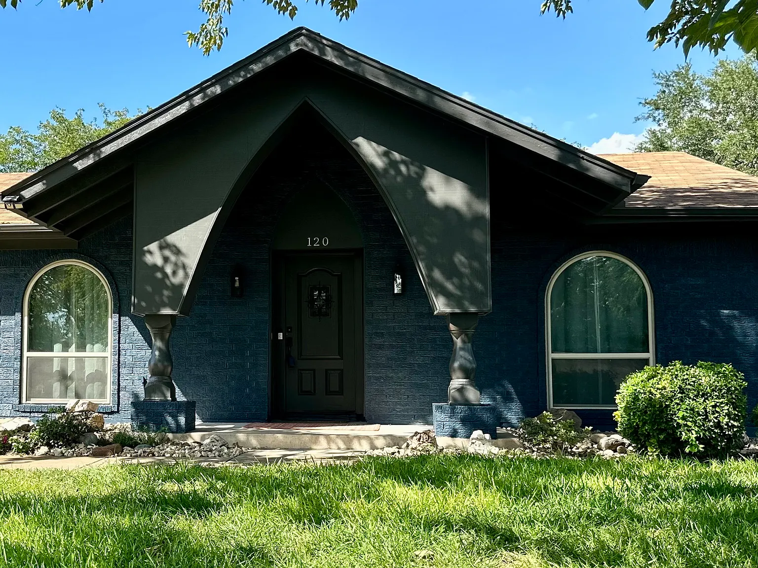 120 Lakeway Dr — Photo 2