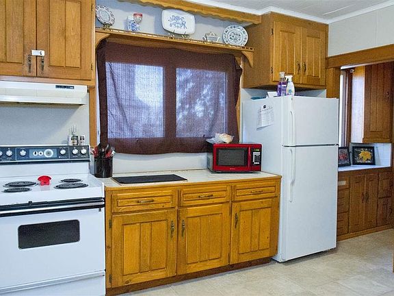 4th image of 616 N 40th Ave W #1