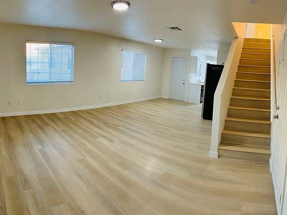 4th image of 14839 Sylvan St APT 8