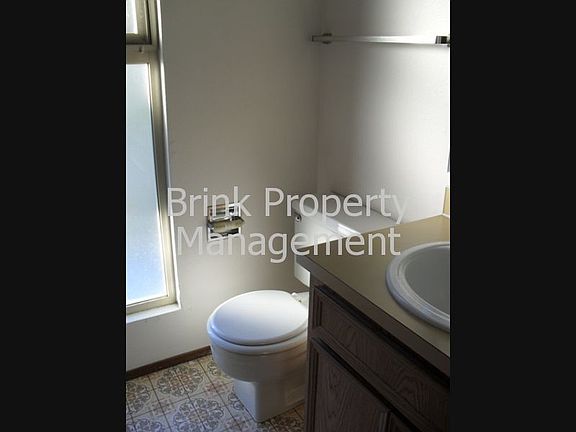 5th image of 926 28th St NE