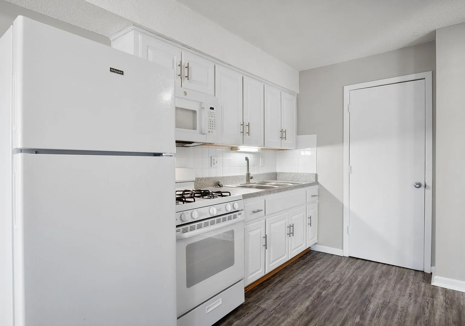 Hillside Apartments — Photo 3