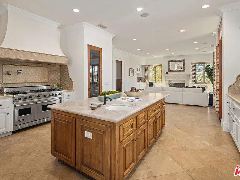 587 Entrada Dr — Photo 11