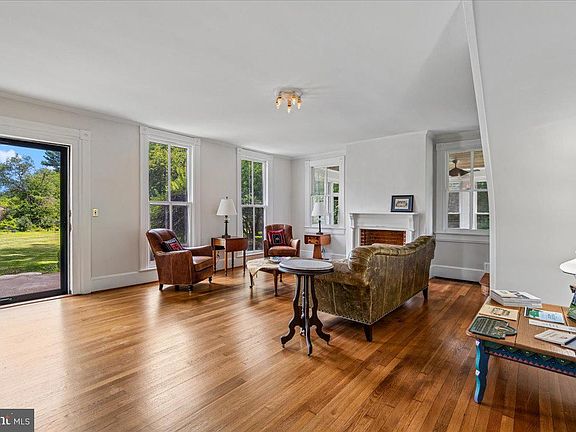 5th image of 1401 Aintree Dr